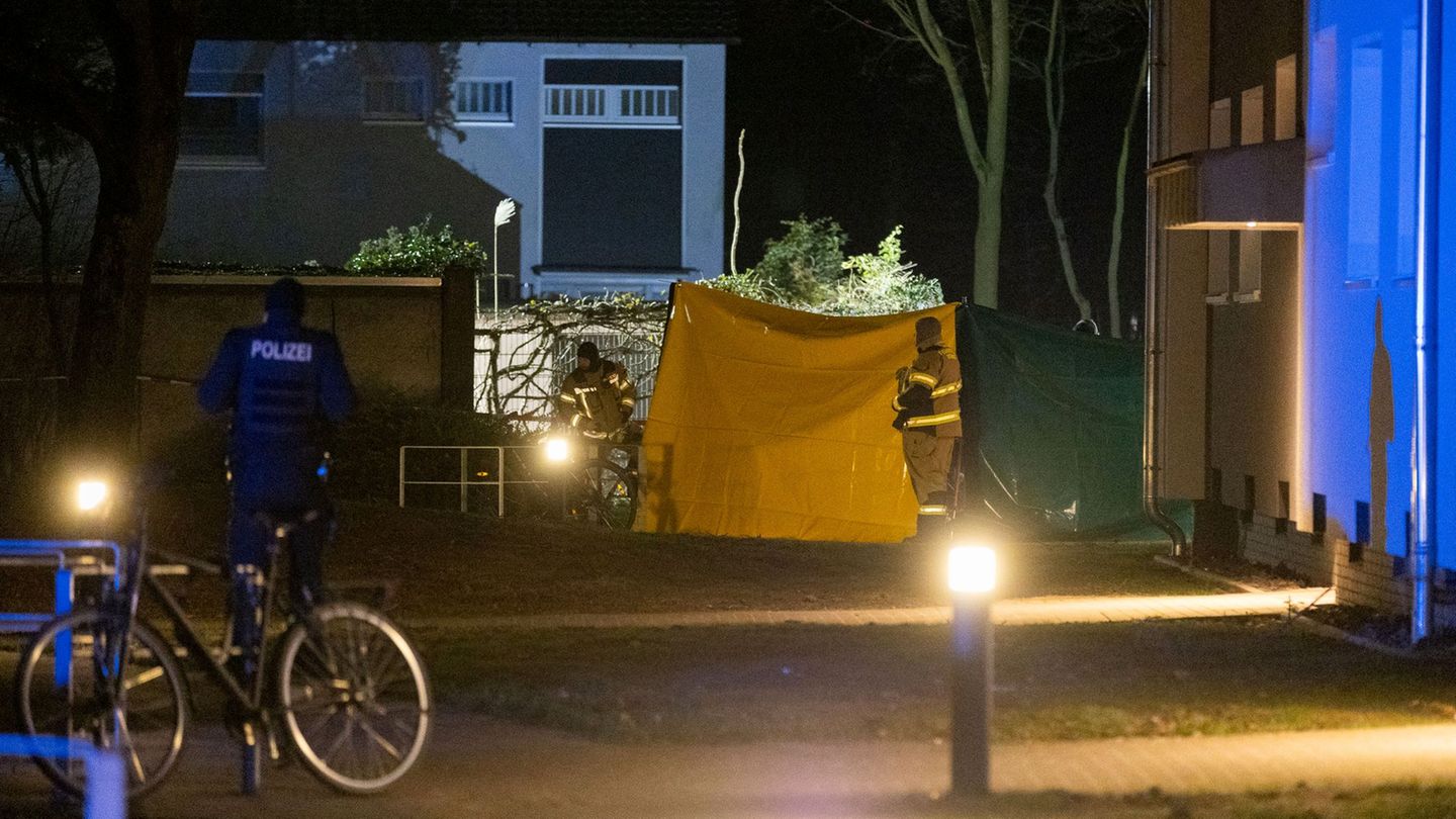 Vor einem Wohnhaus in Voerde am Niederrhein wurde eine 52-Jährige niedergestochen. Laut Anklage war es ein Auftragsmord. (Archiv
