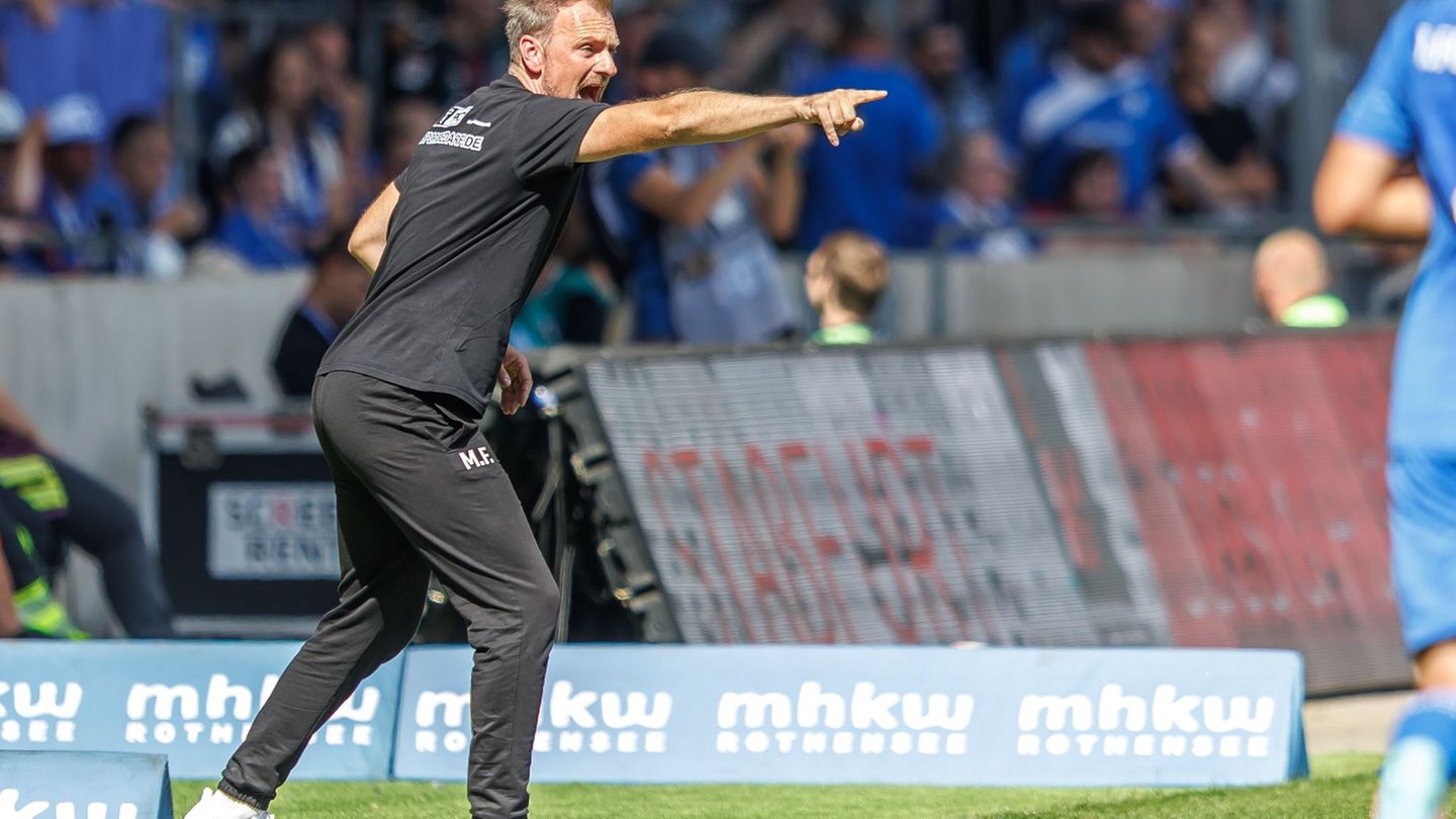 Magdeburgs Trainer Markus Fiedler gibt die Richtung vor. Foto: Andreas Gora/dpa