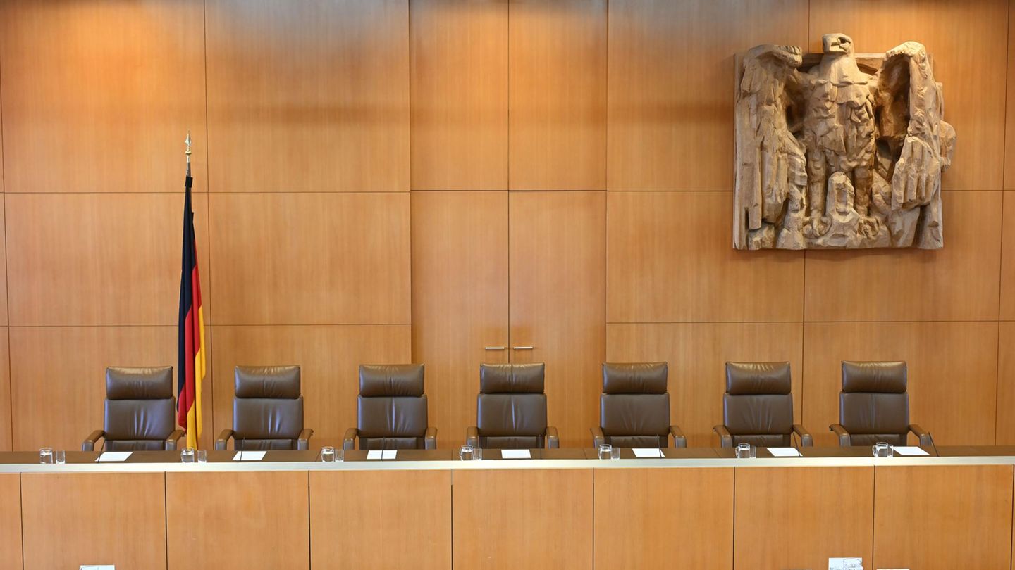Blick auf die Richterbank im Sitzungsaal des Bundesverfassungsgericht