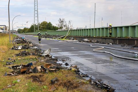 Vier Tage lang löschten Feuerwehrleute im August den Großbrand im Hamburger Hafen. (Archivbild) Foto: Georg Wendt/dpa