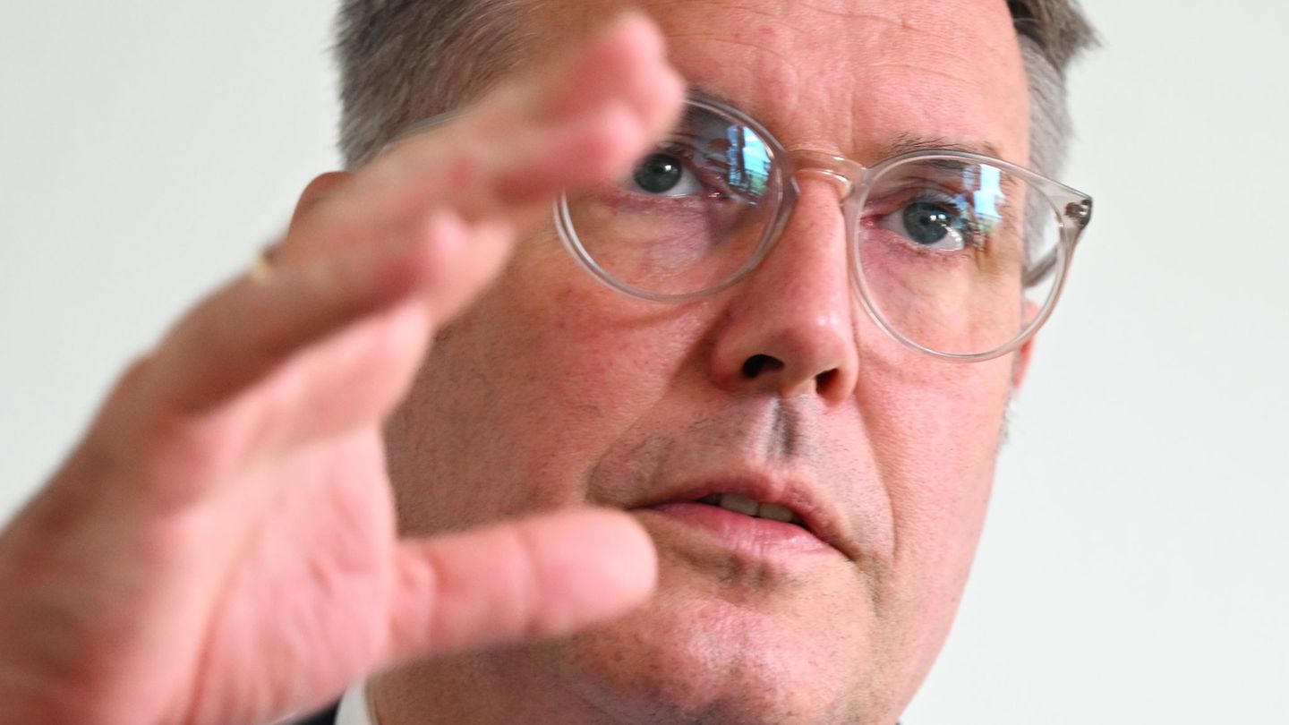 "Wir müssen unsere Kinder in der digitalen Welt besser schützen", betont Ministerpräsident Alexander Schweitzer (SPD). Pauschale