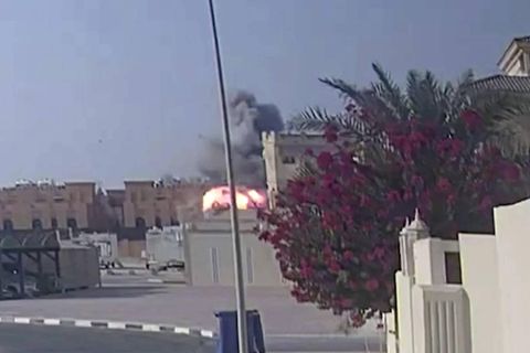Israels Angriff auf ein Gebäude in Katar: Flammen und Rauch sind am Ende einer Straße zu sehen