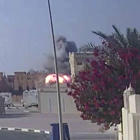 Israels Angriff auf ein Gebäude in Katar: Flammen und Rauch sind am Ende einer Straße zu sehen