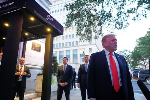 Donald Trump vor dem Restaurant Joe's in Washington D.C.