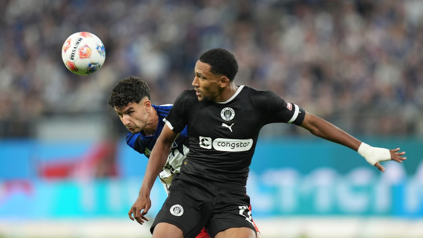 HSV-Profi Daniel Elfadli (l,) und Andreas Hountondji vom FC St. Pauli kämpfen beim Stadtderby um den Ball. Foto: Marcus Brandt/d