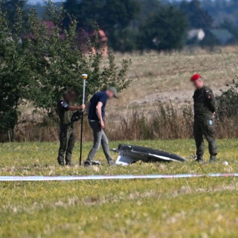 Einsatzkräfte in der Nähe der Absturzstelle einer russischen Drohne im Dorf Wohyn in Polen. In der Nacht wurde der polnische Luftraum wiederholt von russischen Drohnen verletzt