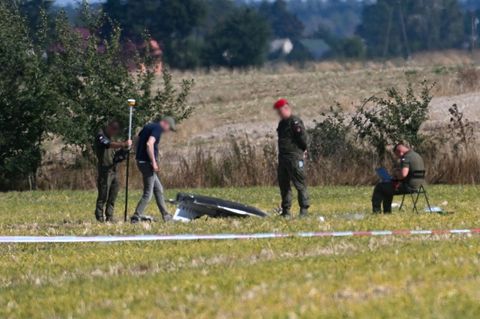 Einsatzkräfte in der Nähe der Absturzstelle einer russischen Drohne im Dorf Wohyn in Polen. In der Nacht wurde der polnische Luftraum wiederholt von russischen Drohnen verletzt