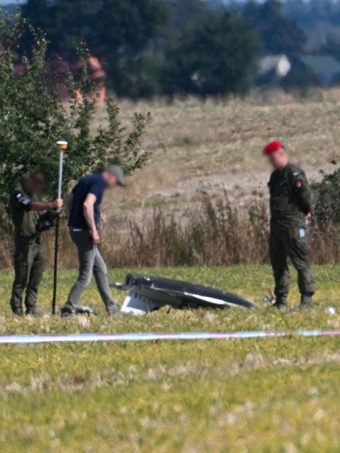 Einsatzkräfte in der Nähe der Absturzstelle einer russischen Drohne im Dorf Wohyn in Polen. In der Nacht wurde der polnische Luftraum wiederholt von russischen Drohnen verletzt