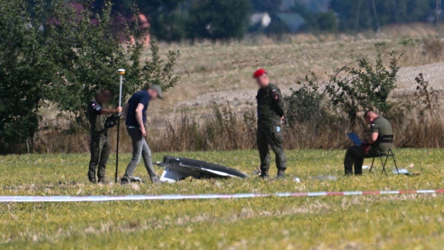 Einsatzkräfte in der Nähe der Absturzstelle einer russischen Drohne im Dorf Wohyn in Polen. In der Nacht wurde der polnische Luftraum wiederholt von russischen Drohnen verletzt