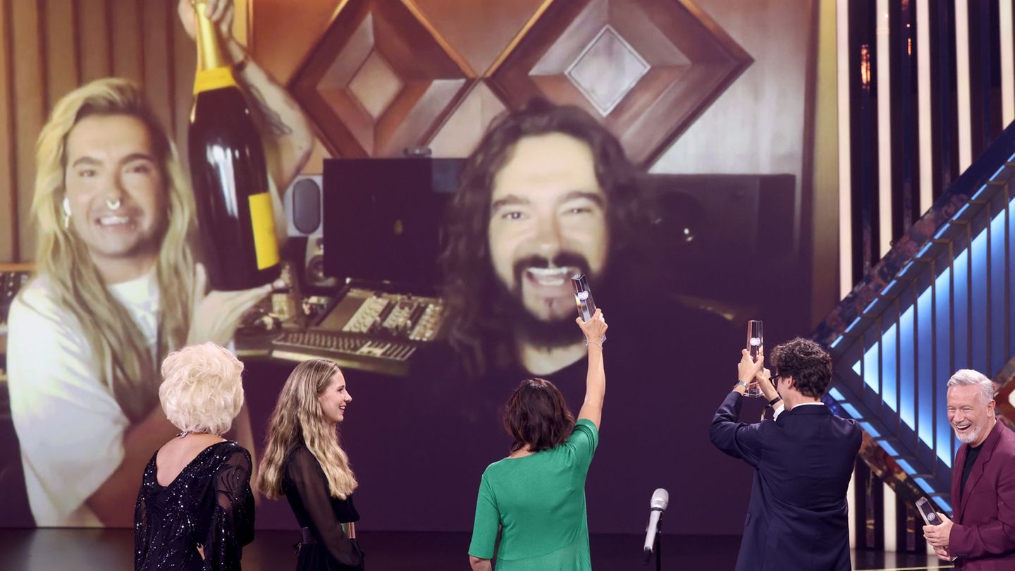 Tom und Bill Kaulitz freuen sich über den Deutschen Fernsehpreis. Foto: Rolf Vennenbernd/dpa