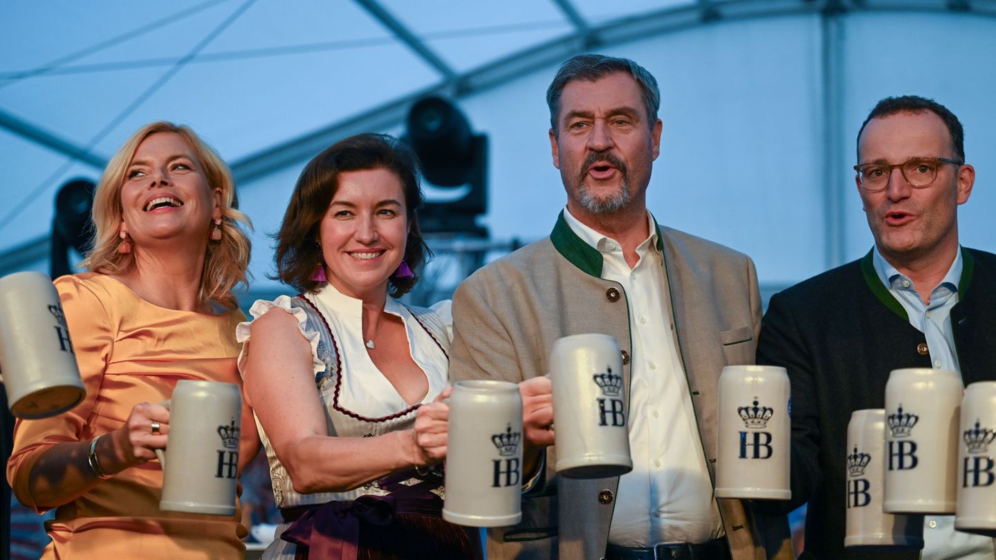 Die ersten Maßkrüge mit frisch gezapftem Oktoberfestbier gingen an die politische Prominenz Foto: Soeren Stache/dpa