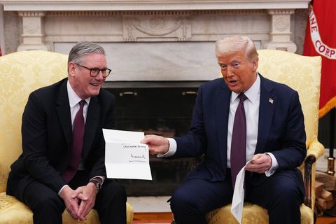 Der britische Premier Starmer überreichte US-Präsident Trump die Einladung zum Staatsbesuch bei einem Besuch im Weißen Haus. (Ar