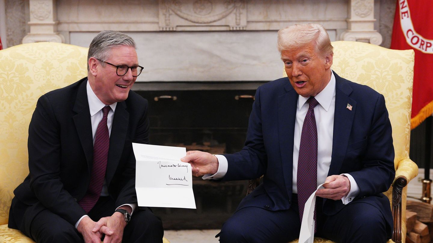 Der britische Premier Starmer überreichte US-Präsident Trump die Einladung zum Staatsbesuch bei einem Besuch im Weißen Haus. (Ar