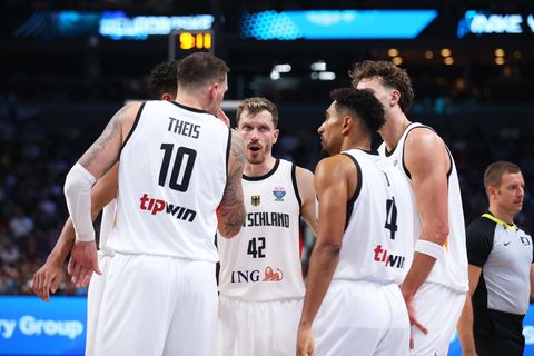 Das Team von Deutschland steht bei der Basketball-EM auf dem Platz