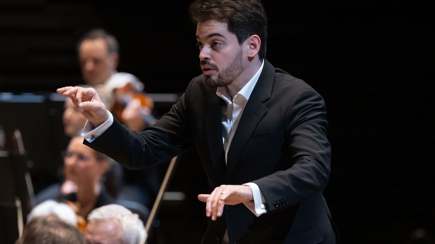 Lahav Shani soll Chefdirigent der Münchner Philharmoniker werden (Archivbild). Foto: Sven Hoppe/dpa