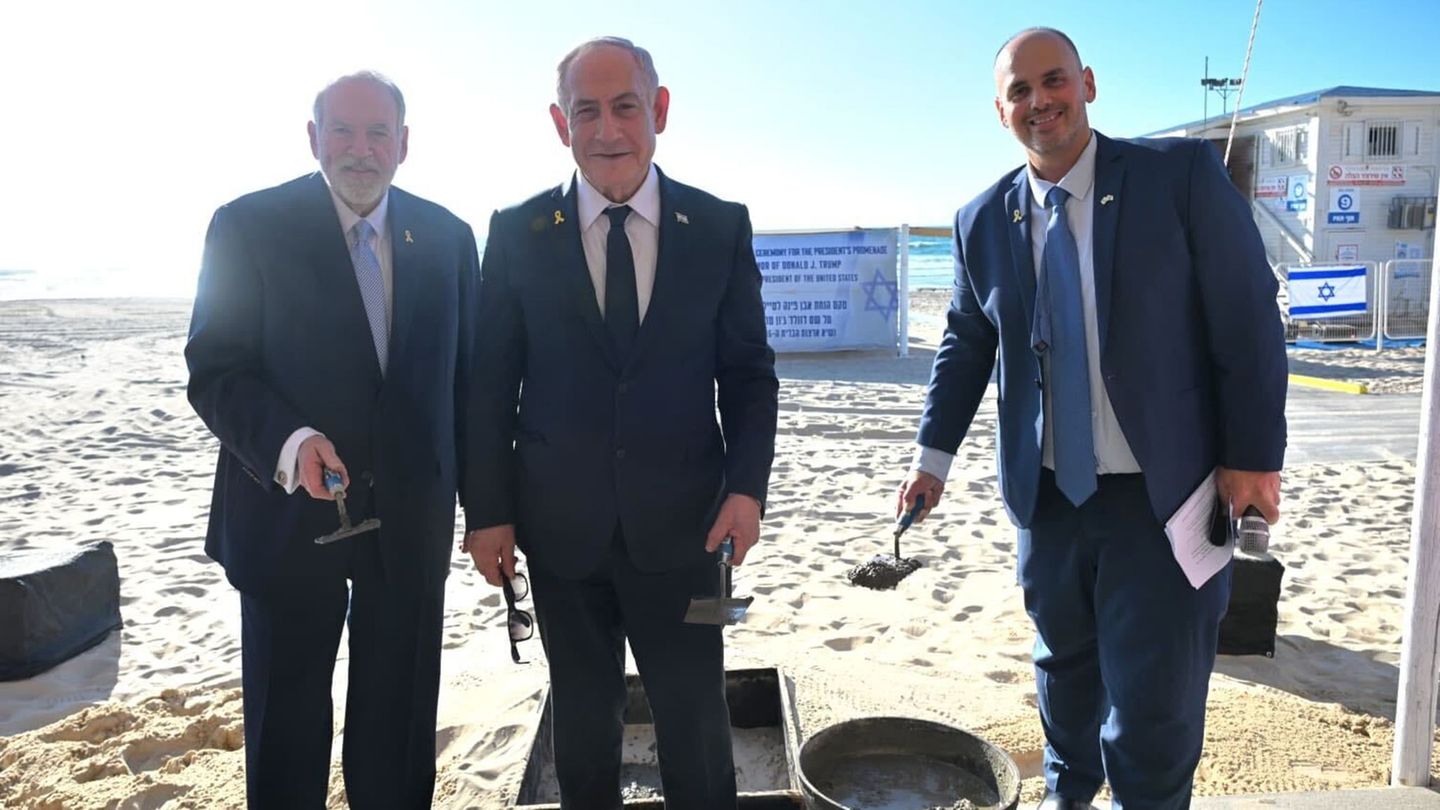 Der israelische Ministerpräsident Benjamin Netanjahu (M) bei der Grundsteinlegung für eine Promenade, die nach US-Präsident Dona