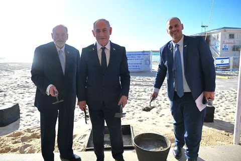 Der israelische Ministerpräsident Benjamin Netanjahu (M) bei der Grundsteinlegung für eine Promenade, die nach US-Präsident Dona