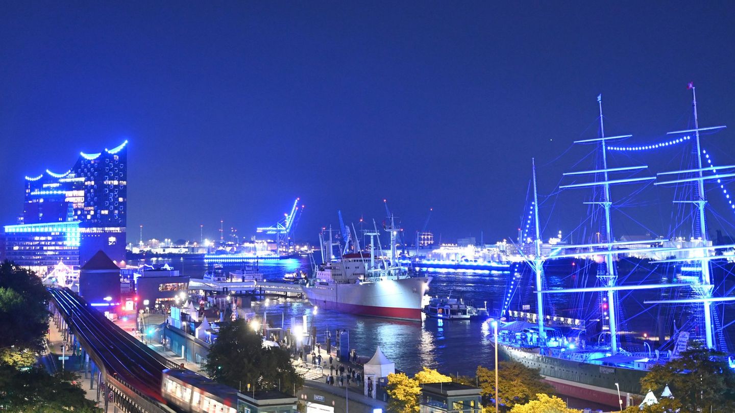 Der Hamburger Hafen erstrahlt bis zum 21. September in den Abendstunden in blau. Foto: David Hammersen/dpa