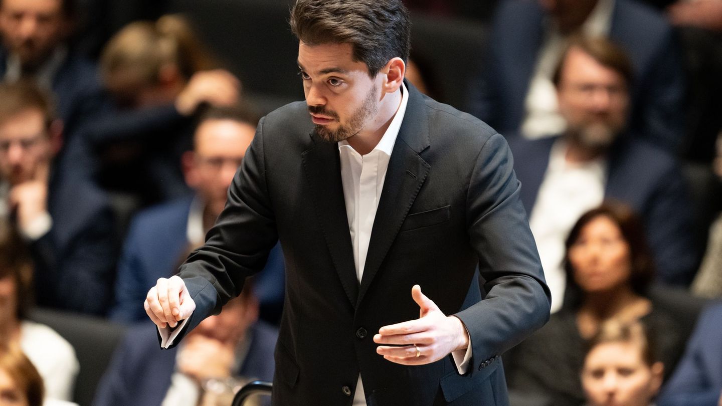 Lahav Shani leitet auch das Israel Philharmonic Orchestra (Archiv). Foto: Sven Hoppe/dpa