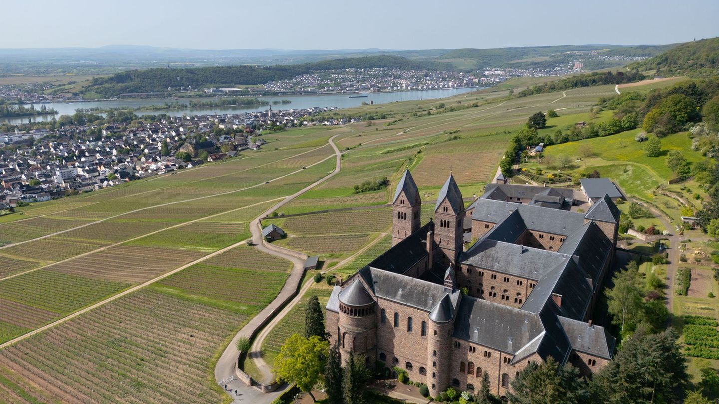 Die Abtei St. Hildegard ist eines von 315 Denkmälern, die am Sonntag ihre Tore öffnen (Archivbild). Foto: Boris Roessler/dpa
