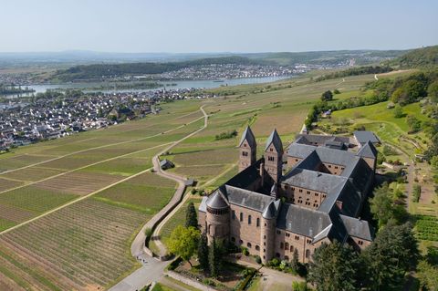 Die Abtei St. Hildegard ist eines von 315 Denkmälern, die am Sonntag ihre Tore öffnen (Archivbild). Foto: Boris Roessler/dpa