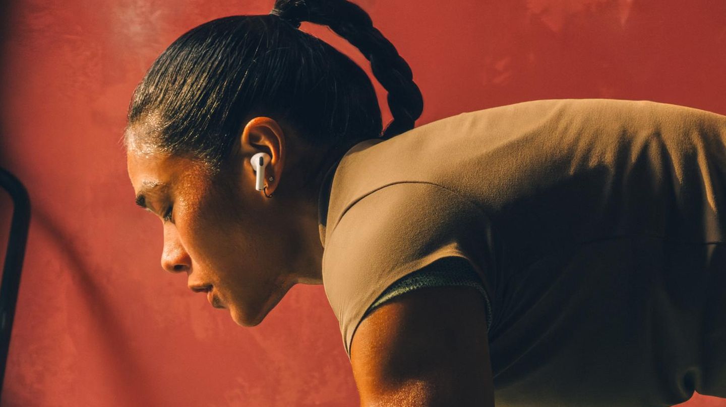 Eine junge Frau trägt die Airpods Pro 3 von Apple beim Sport