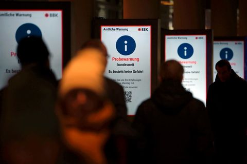Probewarnung auf digitalen Anzeigetafeln