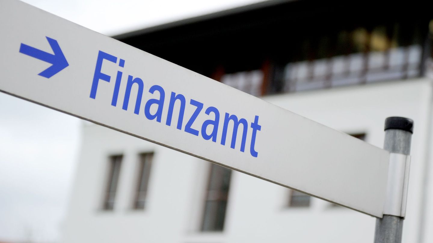 Der Chatbot soll im Finanzamt Kassel getestet werden. (Symbolbild) Foto: Tobias Hase/dpa/dpa-tmn