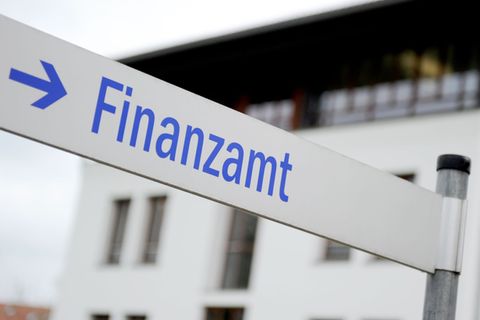 Der Chatbot soll im Finanzamt Kassel getestet werden. (Symbolbild) Foto: Tobias Hase/dpa/dpa-tmn