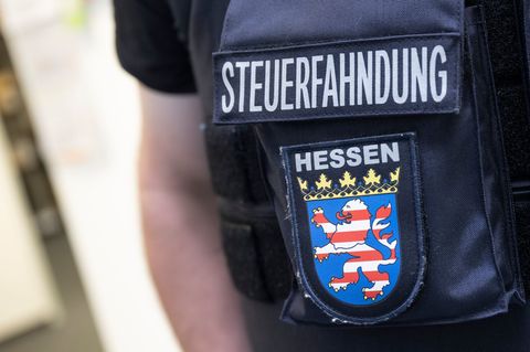 Steuerfahnder und Betriebsprüfer sollen auch in Hessen Steuersündern auf die Schliche kommen. (Symbolbild) Foto: Boris Roessler/