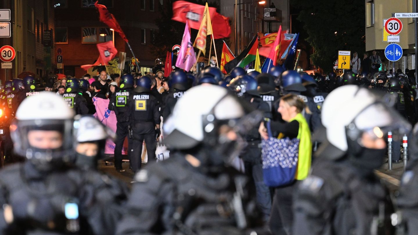Bei gewalttätigen Auseinandersetzungen gab es verletzte Demonstranten und Polizisten. Foto: Henning Kaiser/dpa