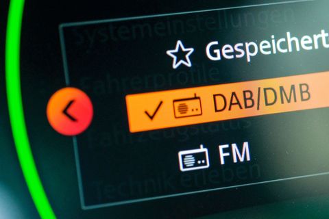 In Neuwagen ist DAB+ gesetzlich vorgeschrieben. (Symbolbild) Foto: Jens Kalaene/dpa-Zentralbild/dpa