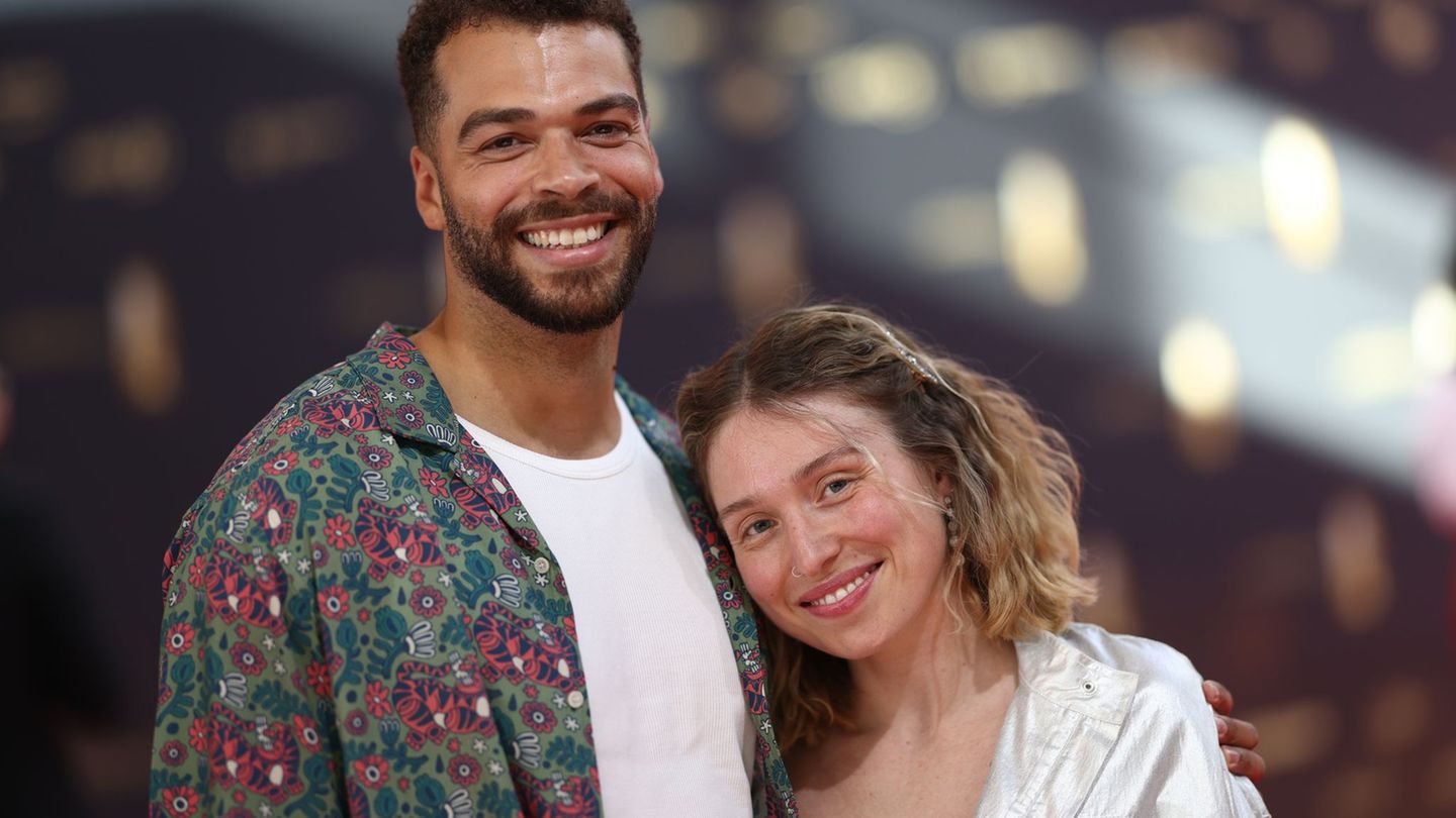 Bianca Heinicke und Freund Timothy Hill besuchten zusammen die TV-Gala zum Deutschen Fernsehpreis. Foto: Rolf Vennenbernd/dpa
