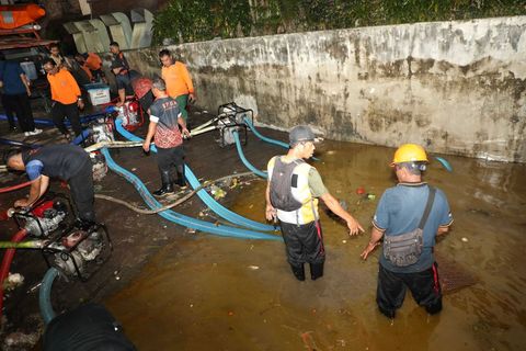 Viele Straßen in der Hauptstadt Denpasar wurden überschwemmt. Foto: Uncredited/National Disaster Management Agency/dpa