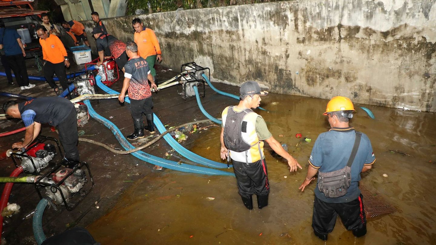 Viele Straßen in der Hauptstadt Denpasar wurden überschwemmt. Foto: Uncredited/National Disaster Management Agency/dpa