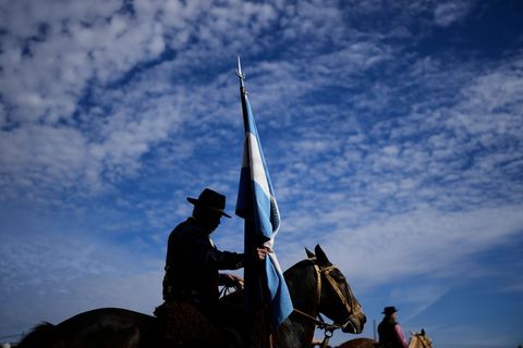 Die Gauchos sind berittene Viehhüter. (Symbolbild) Foto: Natacha Pisarenko/AP/dpa
