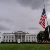 Die amerikanische Flagge vor dem Weißen Haus weht nach dem Tod von Charlie Kirk auf halbmast