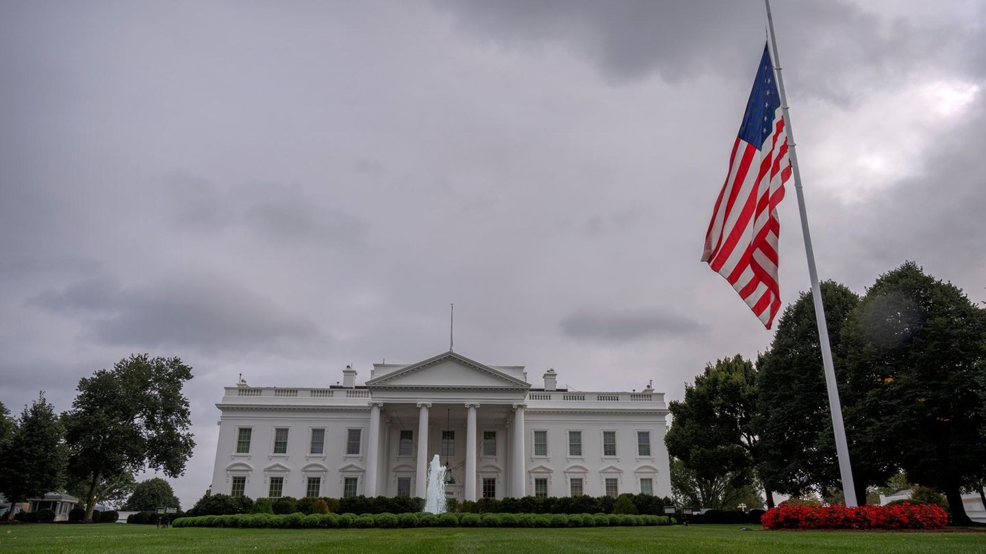 Die amerikanische Flagge vor dem Weißen Haus weht nach dem Tod von Charlie Kirk auf halbmast