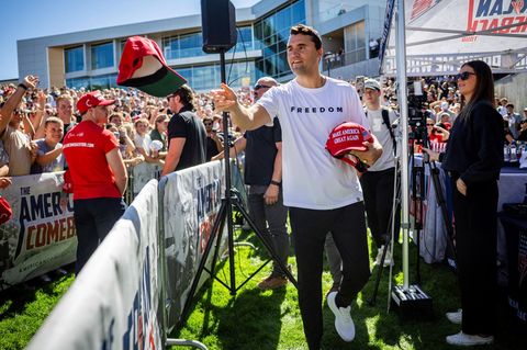 Vor seiner Rede an der Utah Valley University verteilte Charlie Kirk noch Maga-Kappen