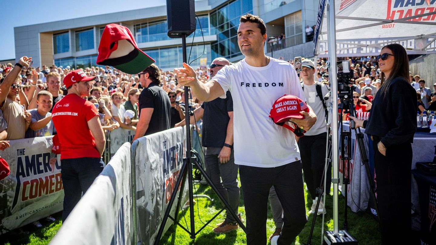 Vor seiner Rede an der Utah Valley University verteilte Charlie Kirk noch Maga-Kappen