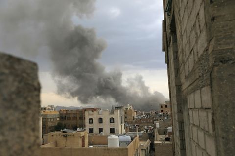 Rauchwolke über Sanaa nach israelischen Angriffen
