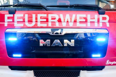 Der Rauch zog auch in das Treppenhaus eines angrenzenden Wohnhauses. (Symbolbild) Foto: Julian Stratenschulte/dpa