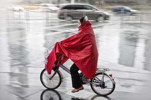 Eine Frau trägt einen Regenponcho