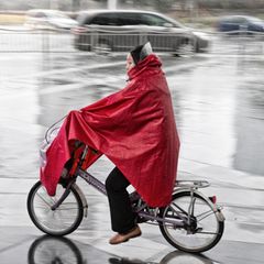 Eine Frau trägt einen Regenponcho