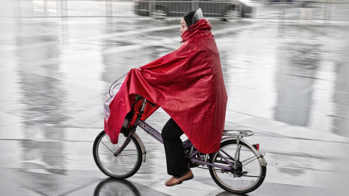 Eine Frau trägt einen Regenponcho