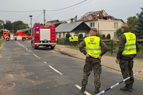 Ein Haus mit zerstörtem Dach nach Drohnenangriff in Wyryki bei Lublin
