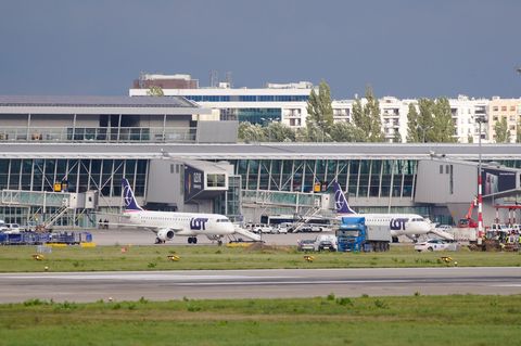 Flugzeuge der polnischen Fluggesellschaft LOT parken am Chopin-Flughafen Warschau