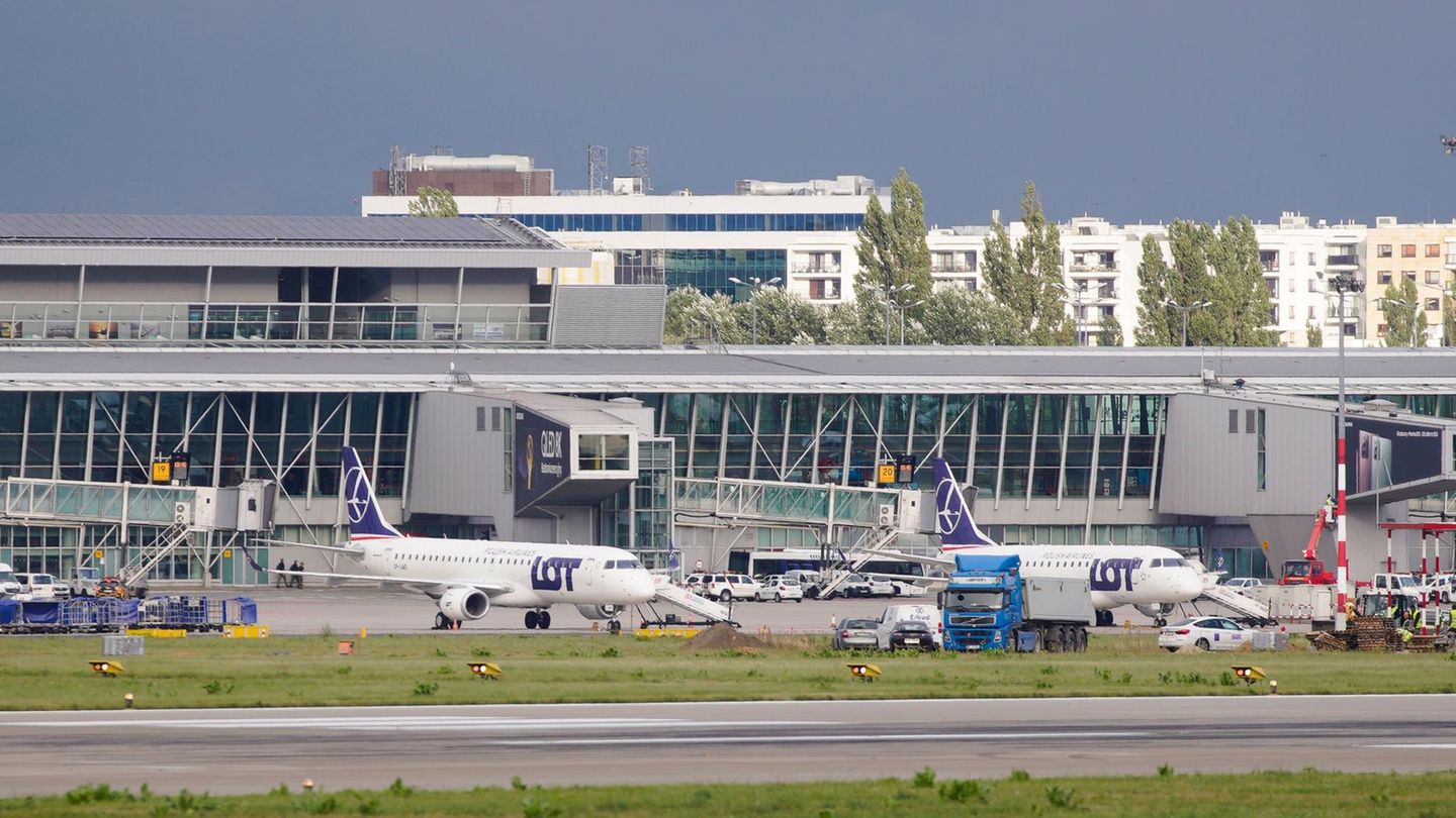 Flugzeuge der polnischen Fluggesellschaft LOT parken am Chopin-Flughafen Warschau