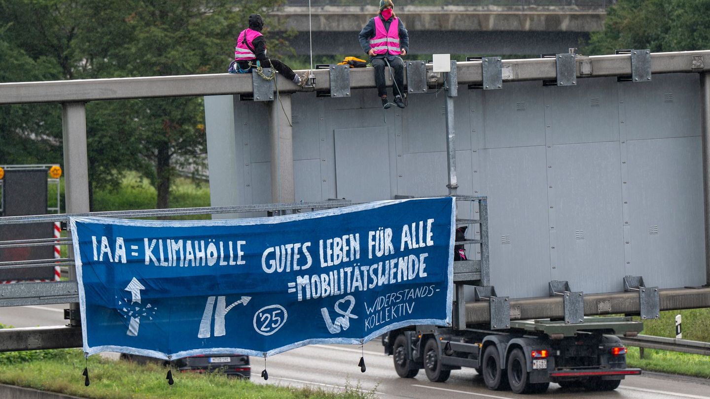 Mit einer Straßenblockade auf der Autobahn A9 in München protestierten Umweltaktivisten im morgendlichen Berufsverkehr gegen die