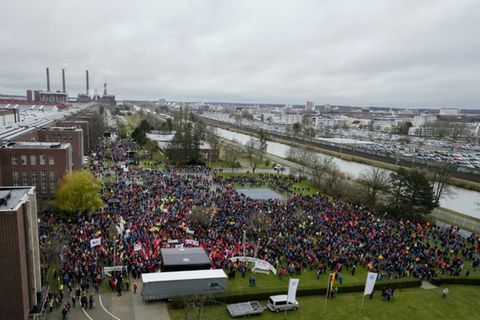Warnstreik bei Volkswagen in Wolfsburg im Dezember 2024